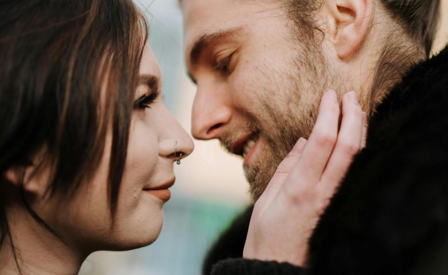 Famiglia che pratica comunicazione efficace