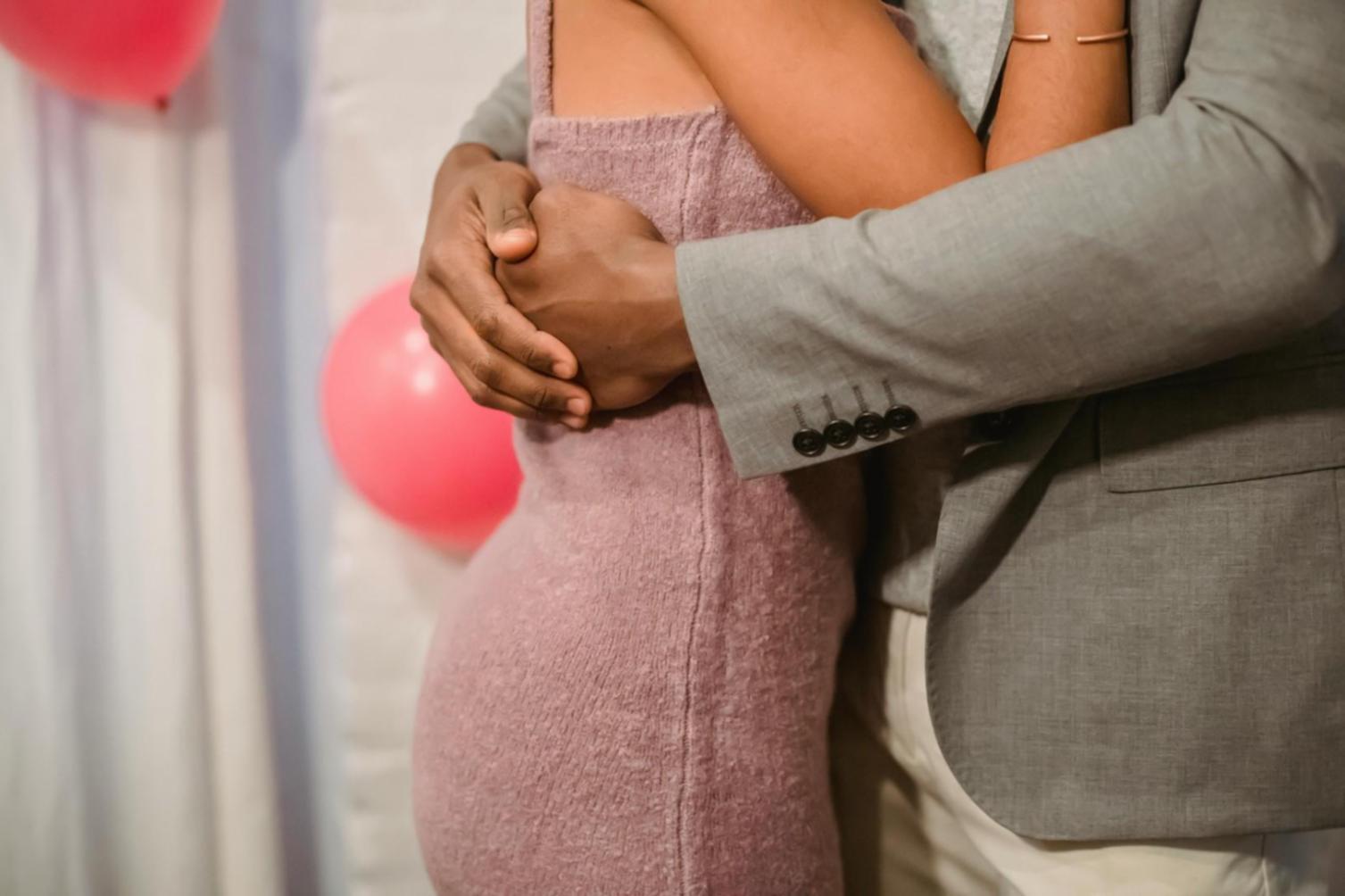 Famiglia unita che condivide momento di qualità insieme