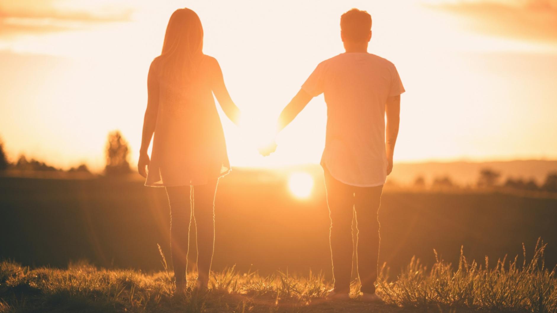 Momento di connessione familiare durante una conversazione costruttiva